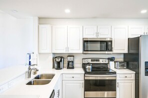 ثلاجة، ميكروويف، فرن، موقد طهي مسطح