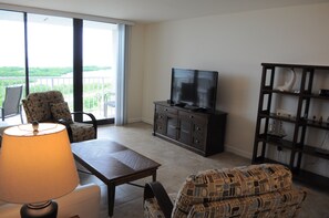 Smart TV, DVD player, books, stereo
