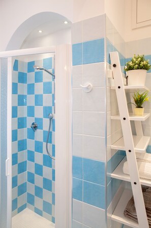 Shower, hair dryer, bidet, towels - Beautiful, Bright, Spacious in Historic Bologna, great atmosphere, renovated (Bologna)