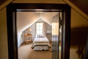 4 عدّة غرف نوم ومكواة/لوح كي وواي فاي وملاءات أسرّة