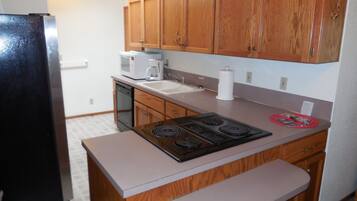 Jääkaappi, mikroaaltouuni, uuni, liesi