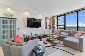 Smart TV, music library, video library - Luxury Dwntwn Condo In The Sky – 1 Mile To Beach – King Bed – W/D – 3 Balconies (Hollywood)