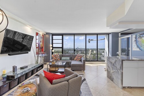 Luxury Dwntwn Condo In The Sky – 1 Mile To Beach – King Bed – W/D – 3 Balconies