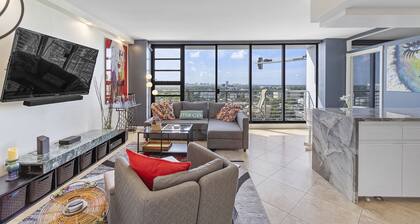 Luxury Dwntwn Condo In The Sky – 1 Mile To Beach – King Bed – W/D – 3 Balconies