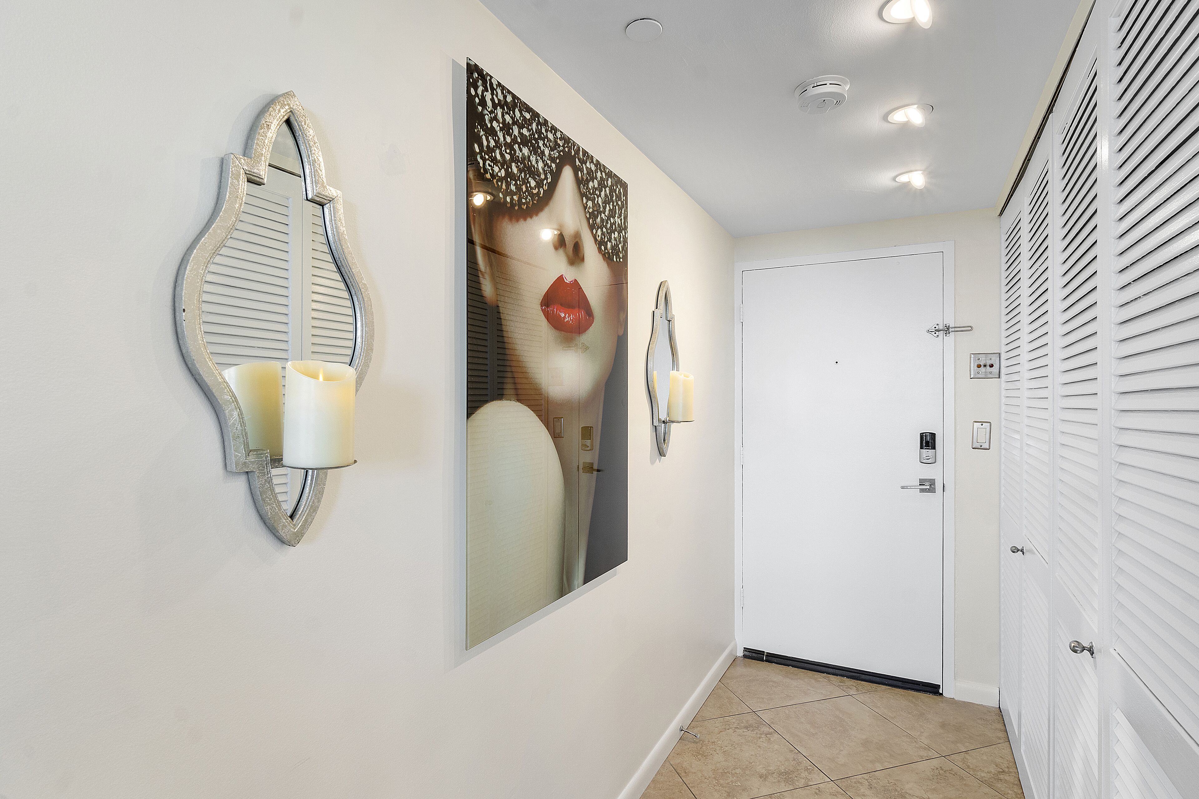 King Bd, Luxury 30+ Days, Fast WiFi, 1 Mile To Bch, W/D, Full Kitchen