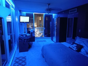 1 bedroom, desk, iron/ironing board, free WiFi - Luxury Dwntwn Condo In The Sky – 1 Mile To Beach – King Bed – W/D – 3 Balconies (Hollywood)