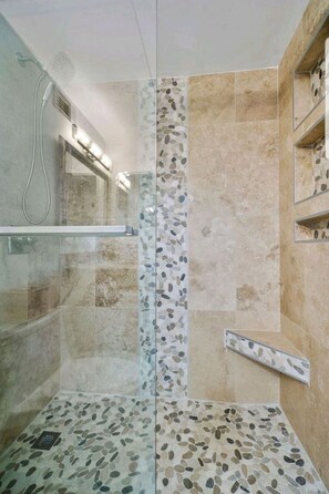 Shower, hair dryer, towels, soap - Luxury Dwntwn Condo In The Sky – 1 Mile To Beach – King Bed – W/D – 3 Balconies (Hollywood)