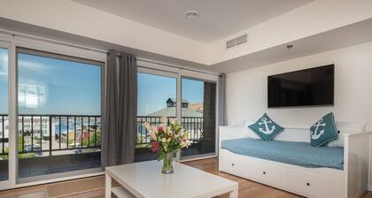 Neu renoviert! Luxus, Newport Harbor Condo mit herrlichem Blick auf das Wasser