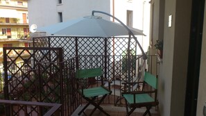 An outdoor seating area with a gazebo, metal fence, and green chairs. - B&B Il Mulino (Guardiagrele)