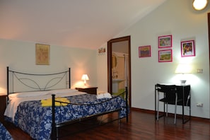 Habitación triple Confort, vistas a la montaña | Edredones de plumas, cunas gratuitas, camas supletorias y wifi gratis