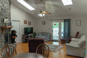 TV, fireplace, DVD player, books - Alfords Getaway - Family Favorite, Sleeps 6, Amazing views (Moneta)