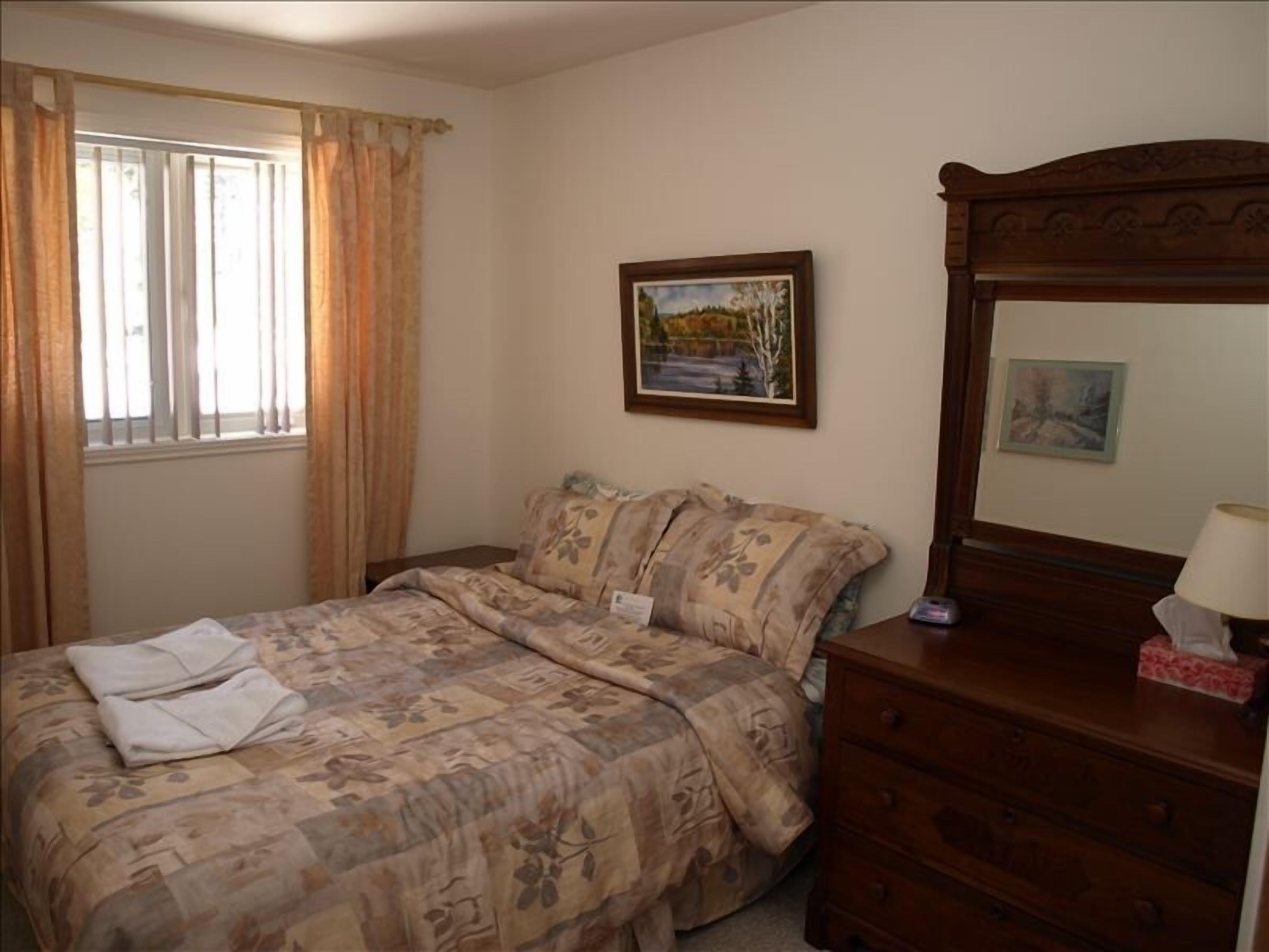 Lake Access, 4 Bd  Mountain Chalet  (CITQ accredited, # 294327)