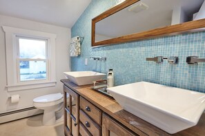 Dusj, hårføner, håndklær og såpe