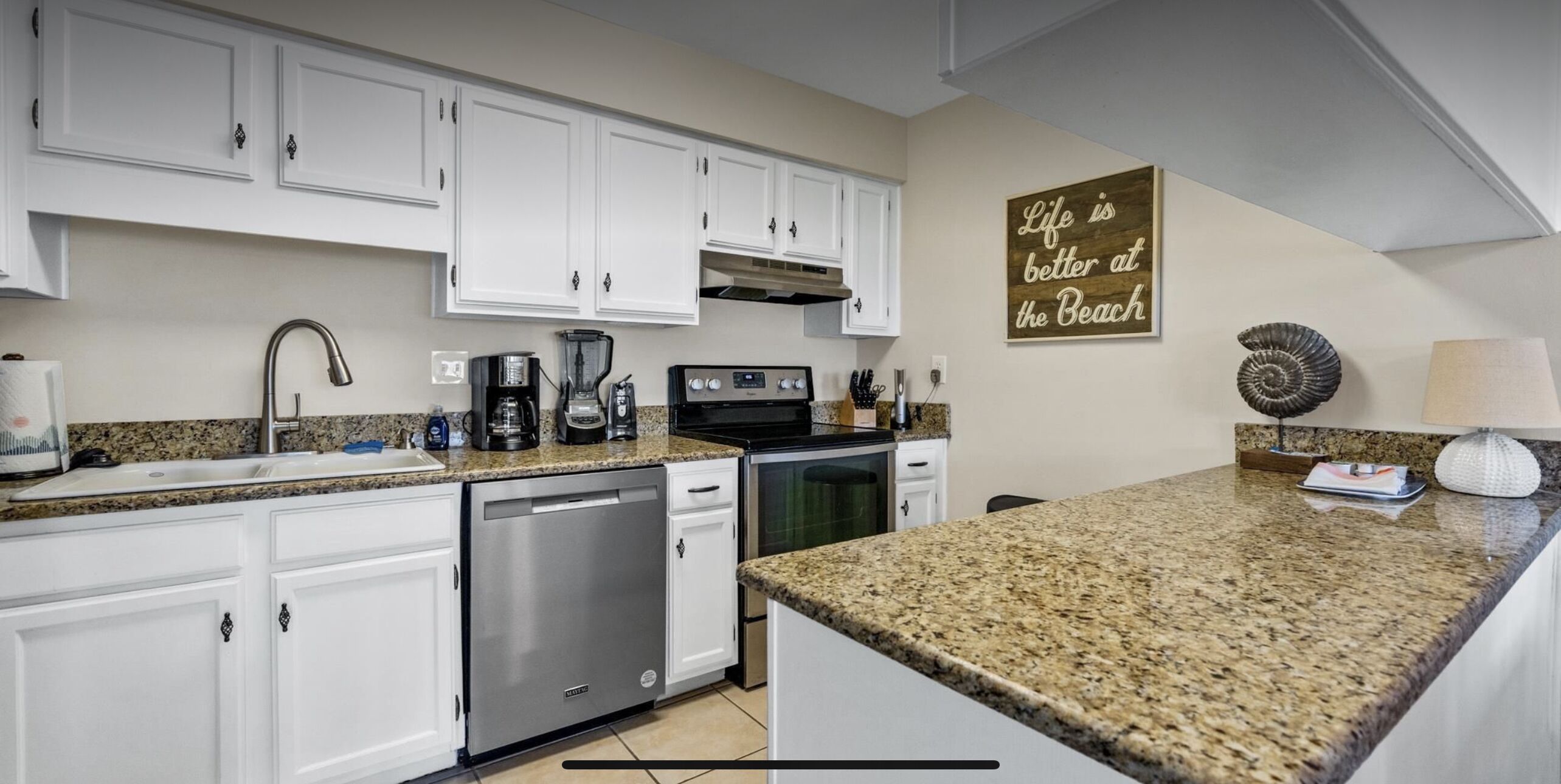 Beautiful Coastal Retreat! Two bedrooms plus loft. Sleeps 8. Boats Welcome!