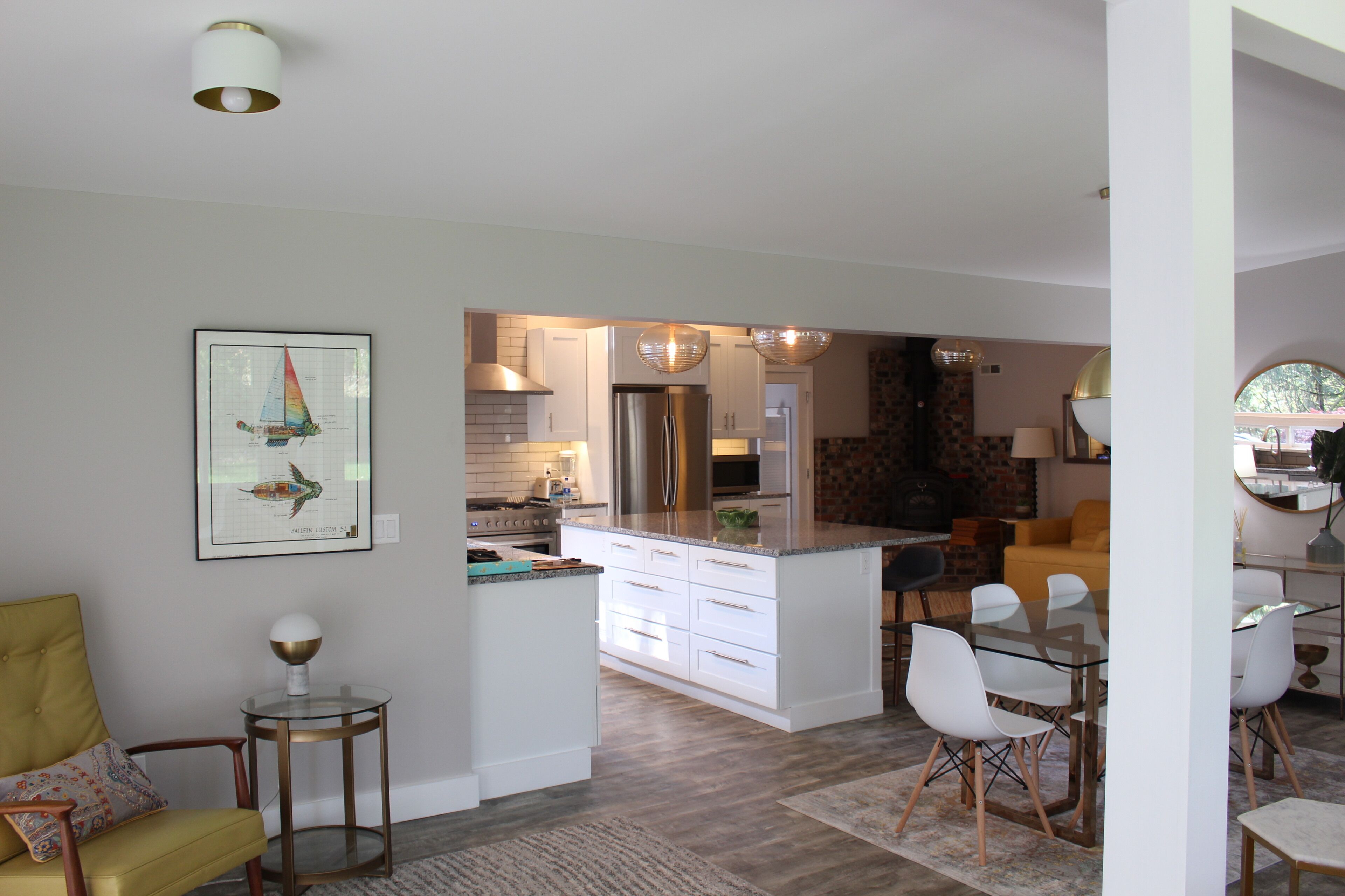 Bright and stylish house in the woods, close to Microsoft, trails and shopping