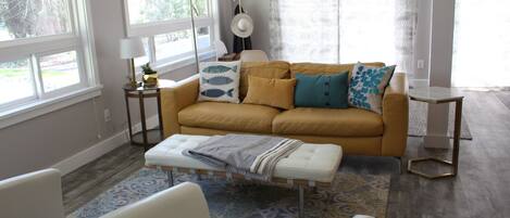 Smart-tv, een open haard, tafelvoetbal en boeken