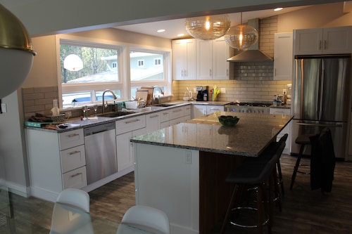 Stylish house on 13 acres, close to great wineries, hiking, shopping and dining.