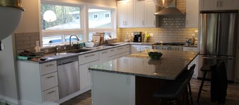 Stylish house on 13 acres, close to great wineries, hiking, shopping and dining.