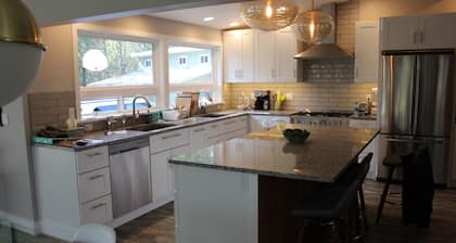 Stylish house on 13 acres, close to great wineries, hiking, shopping and dining.