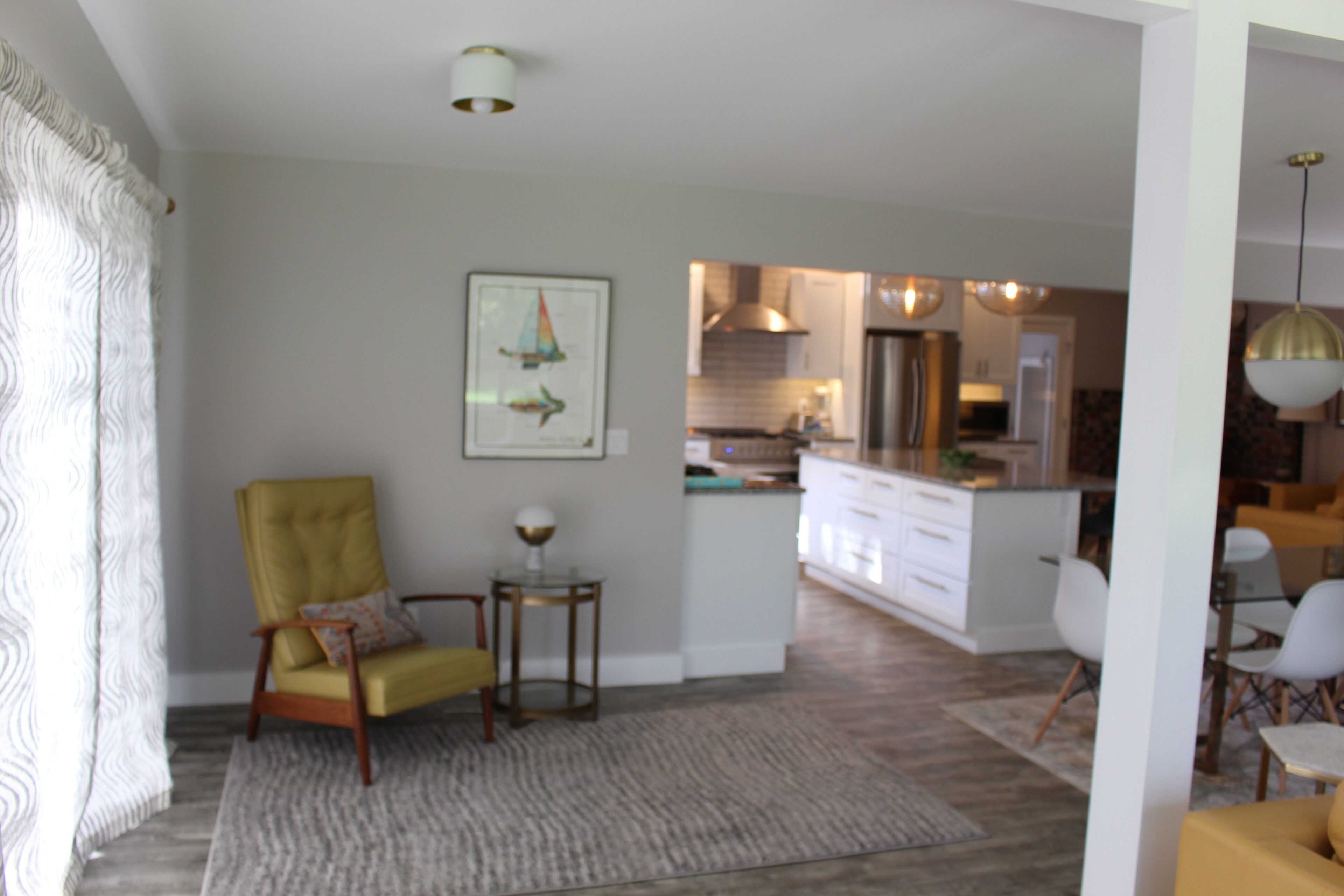 Bright and stylish house in the woods, close to Microsoft, trails and shopping