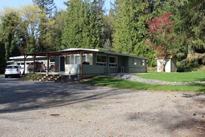 Exterior - Stylish house on 13 acres, close to great wineries, hiking, shopping and dining. (Redmond)