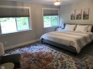 4 bedrooms, desk, iron/ironing board, travel cot - Stylish house on 13 acres, close to great wineries, hiking, shopping and dining. (Redmond)