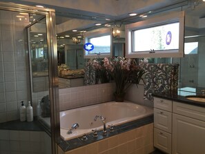 Combined shower/tub, jetted tub, hair dryer, towels