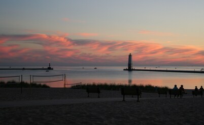 Steps To The Beach & 2 Blocks To Downtown Frankfort - Sleeps 10-11