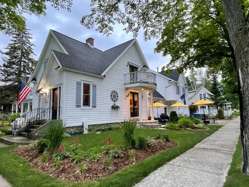 Steps To The Beach & 2 Blocks To Downtown Frankfort - Sleeps 10-11