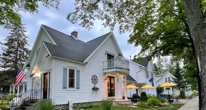 Steps To The Beach & 2 Blocks To Downtown Frankfort - Sleeps 10-11