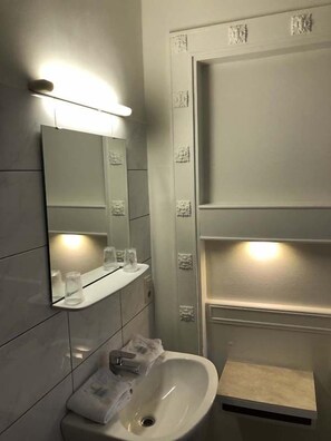 Standard Room, 1 Double Bed | Desk, blackout drapes, soundproofing, free WiFi