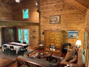 Un interno accogliente con zona pranzo, divano e un armadio in legno.