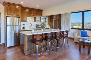 Jääkaappi, mikroaaltouuni, uuni, liesi