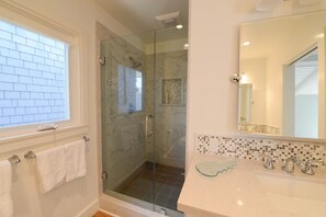 Combined shower/bathtub, hair dryer, towels, soap - Renovated Balboa Island 4 houses to Bay and close to Main. SUPS, Bikes & Kayaks! (Newport Beach)