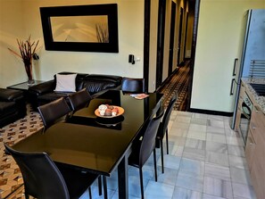 Dining - 3BR/3BA with Pink Suite & Views from Balcony. Free luggage storage service. (Barcelona)