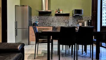 Frigorífico grande, microondas, horno y placa de cocina