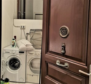 Interior - 3BR/3BA with Pink Suite & Views from Balcony. Free luggage storage service. (Barcelona)