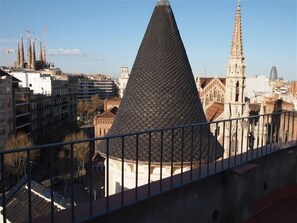 Property grounds - 3BR/3BA with Pink Suite & Views from Balcony. Free luggage storage service. (Barcelona)