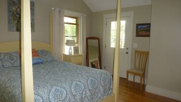 2 slaapkamers, een bureau, een strijkplank/strijkijzer, reisbedje