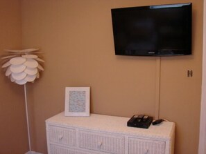 Flat screen in the bedroom! - OCEAN FRONT!  THE WEEK OF August 26th JUST BECAME AVAILABLE! (Wildwood Crest)