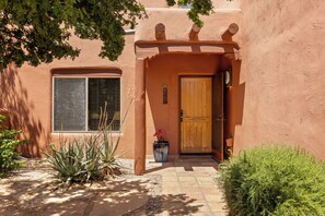 Exterior detail - Beautiful Santa Fe Oasis, Golf & Hiker's paradise, 20 minute drive from UofA (Tucson)