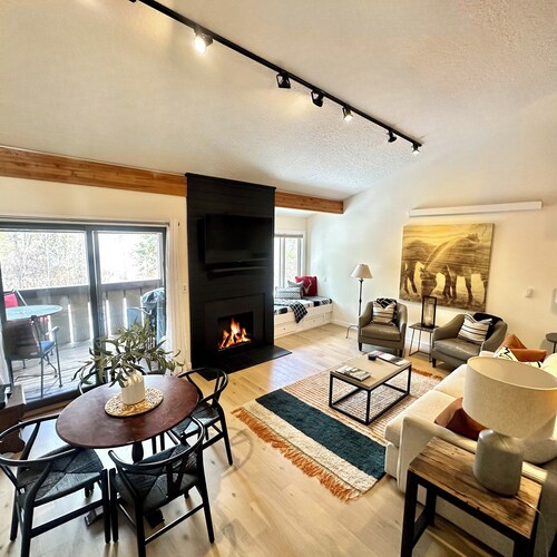 2 Bed Remodeled Deluxe Mtn. Loft Minutes from Skiing JHMR