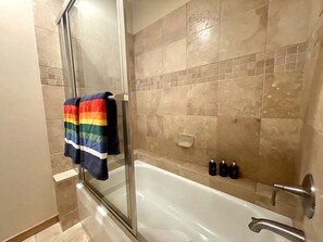 Bañera con ducha, secador de pelo, toallas, jabón