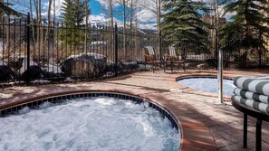 Outdoor spa tub - HYATT Main Street Station 3 Bed/3 Bath Sleeps 10! 2 Bedroom PLUS Studio (Breckenridge)