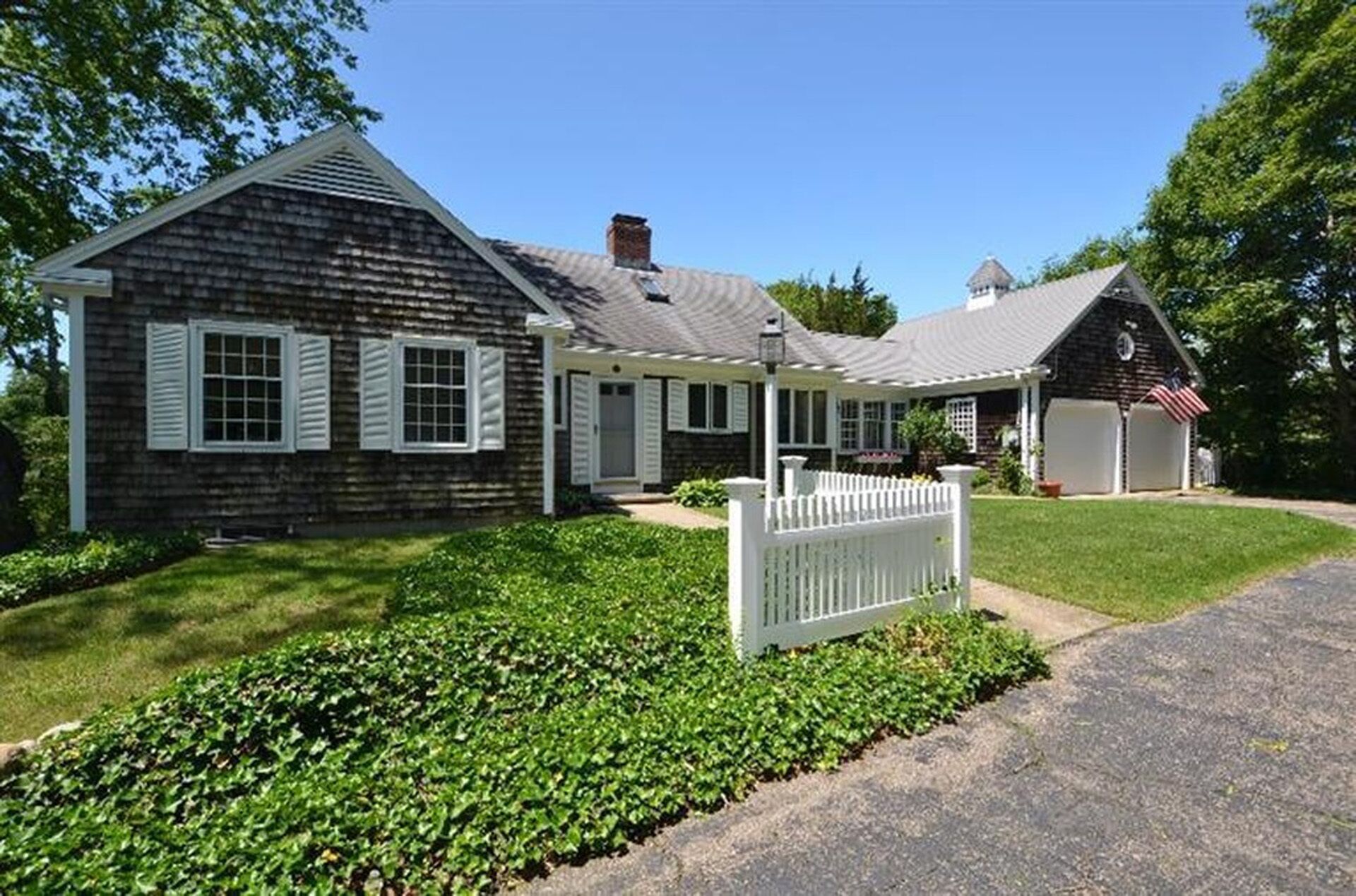 Newly-furnished, sunny Cape near Shining Sea Bikeway and beach