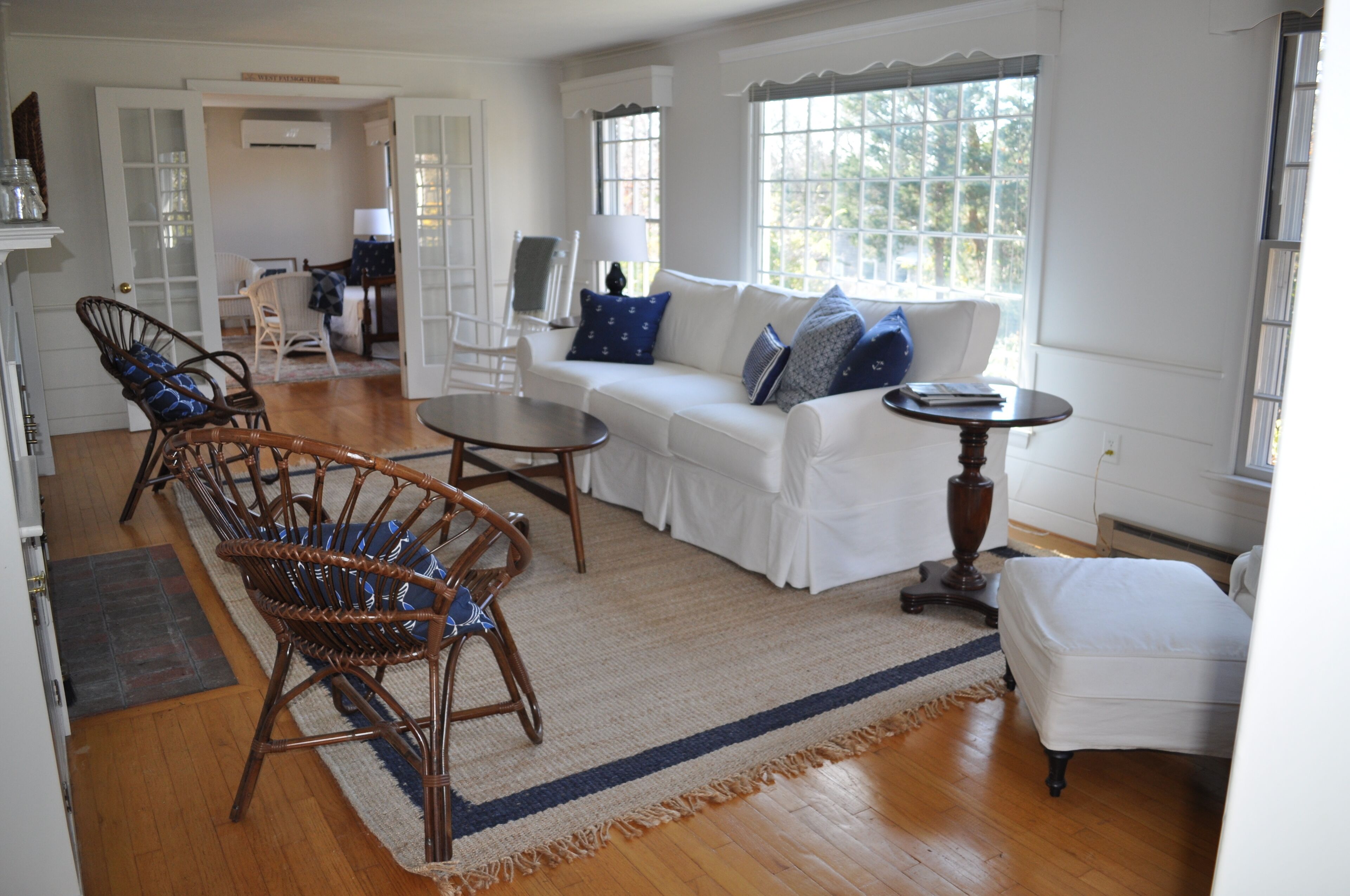 Newly-furnished, sunny Cape near Shining Sea Bikeway and beach