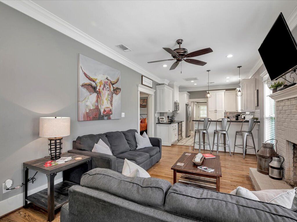 Perfect Getaway! Centrally located to downtown shops, dining, and activities!