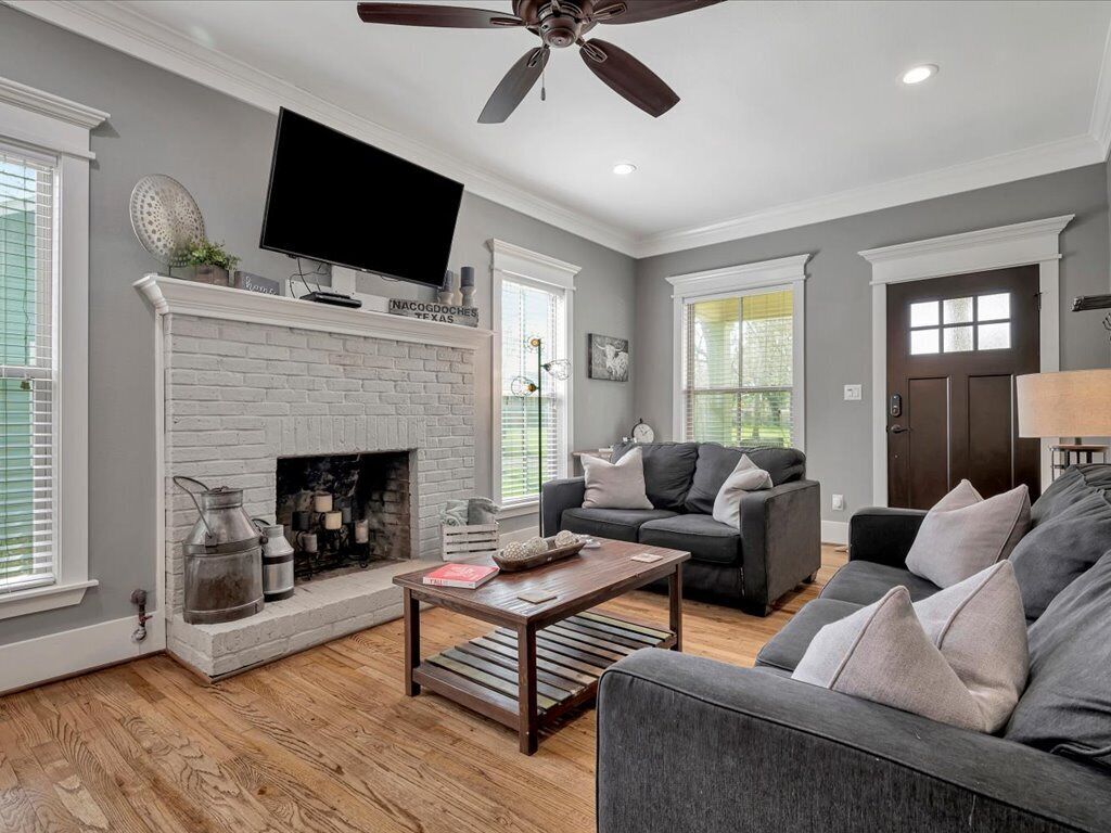 Perfect Getaway! Centrally located to downtown shops, dining, and activities!