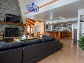 Smart-TV, peis og bøker