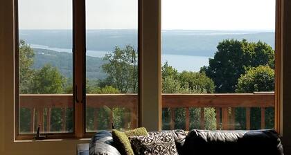 Perhe- ja koiraystävällinen koti! 3 sänky, 3. 5-kylpy w / Gorg-näkymät Canandaigua-järvelle!